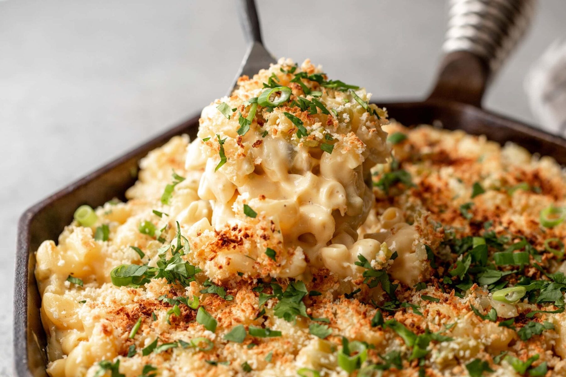 green chili skillet mac and cheese recipe with breadcrumbs and green onion.