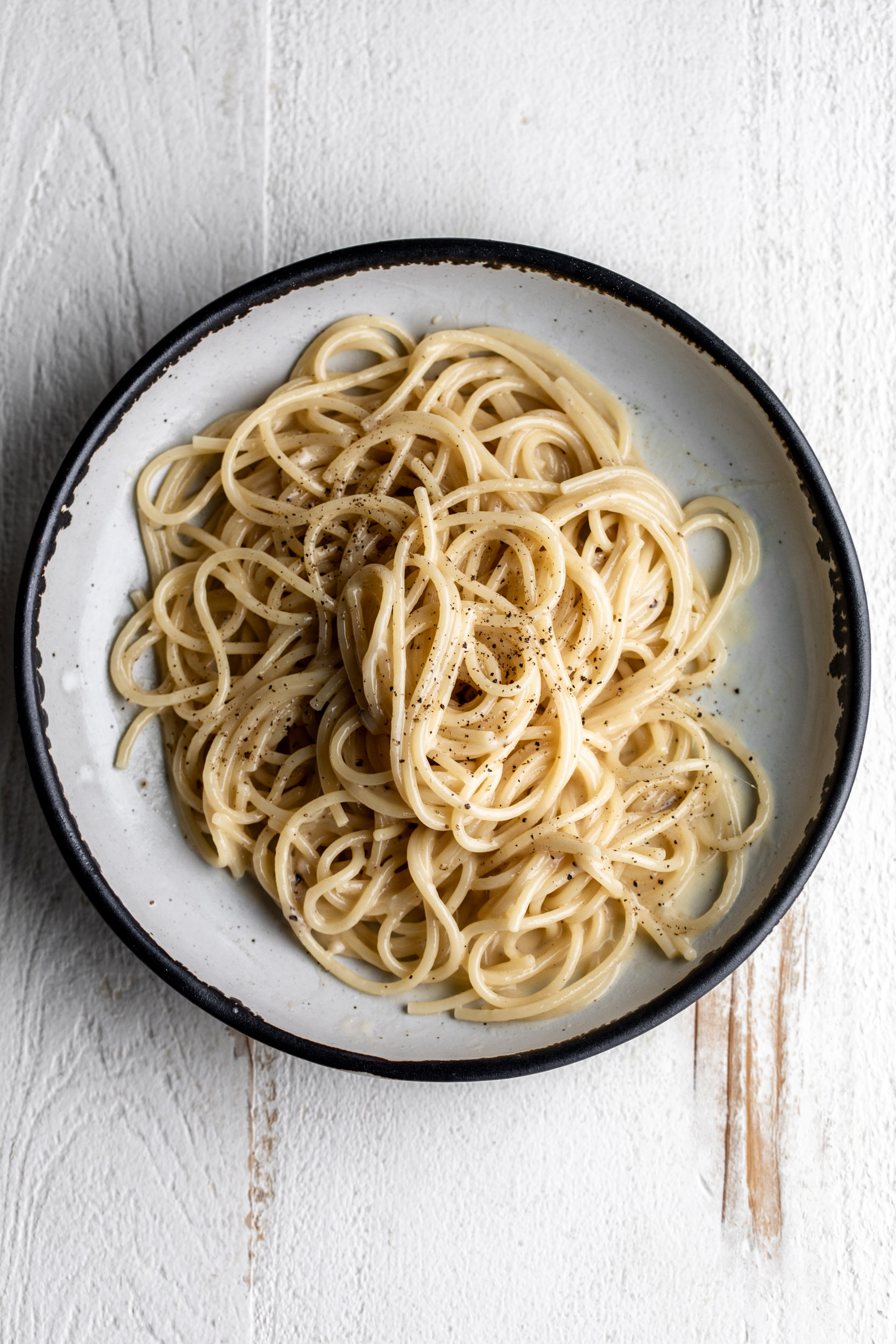 cacio e pepe recipe in pasta bowl