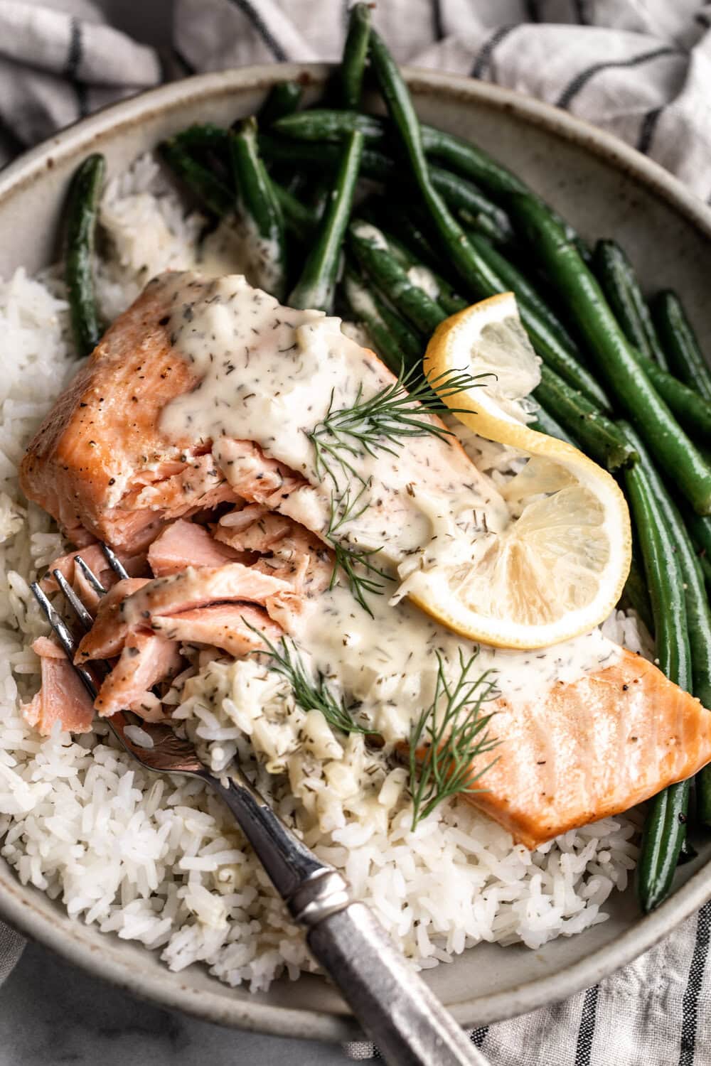 how to make lemon dill sauce for salmon in this easy dinner.