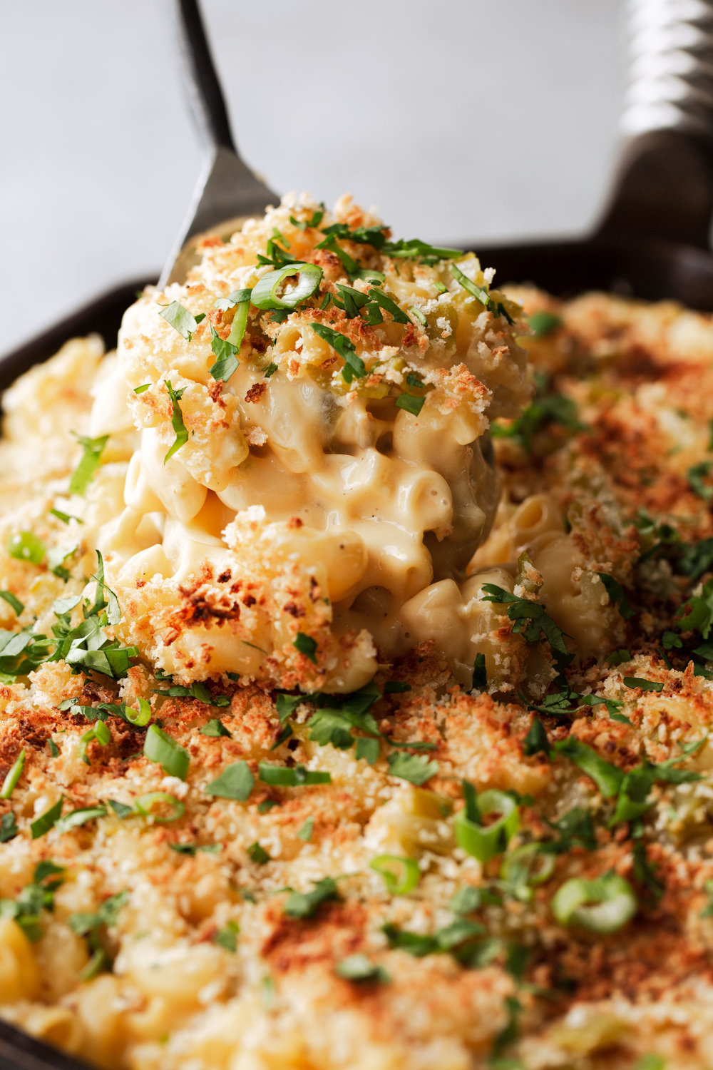 green chili skillet mac and cheese recipe with breadcrumbs and green onion