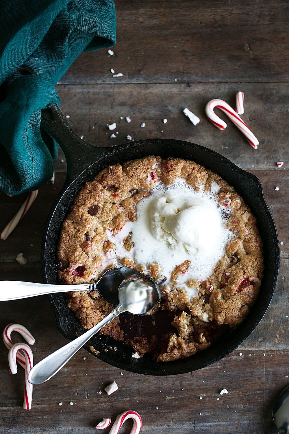 peppermint mixed chocolate chip skillet pizookie