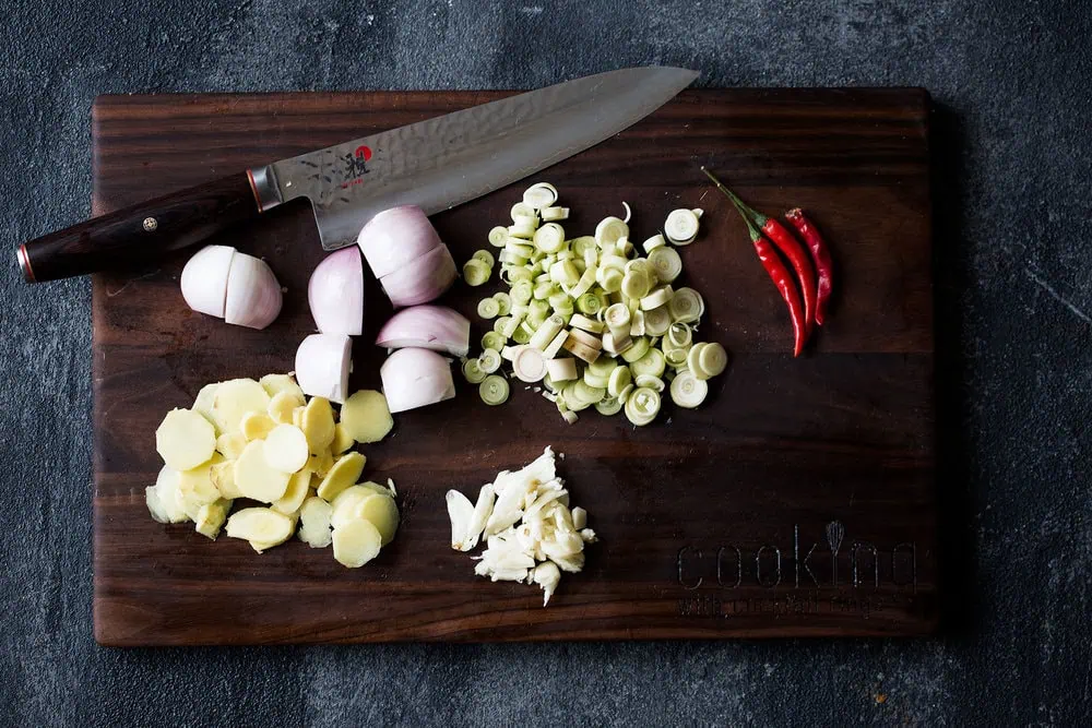 chicken khao soi curry paste ingredients ginger shallots lemongrass and birdseye chilies