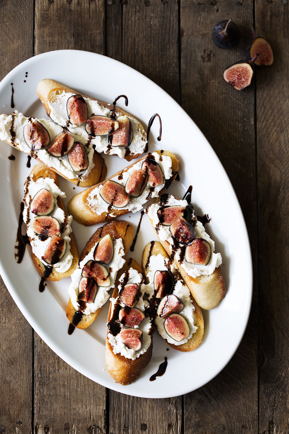 crostini with ricotta, figs and balsamic glaze drizzle