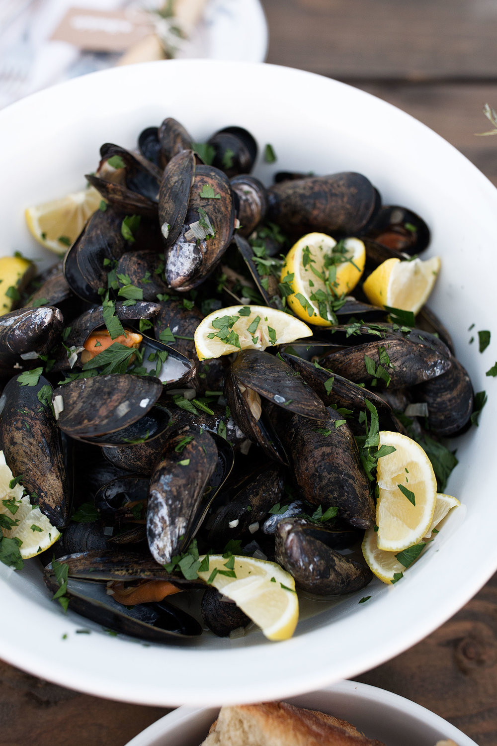 steamed lemon mussels white wine garlic broth with chopped parsley