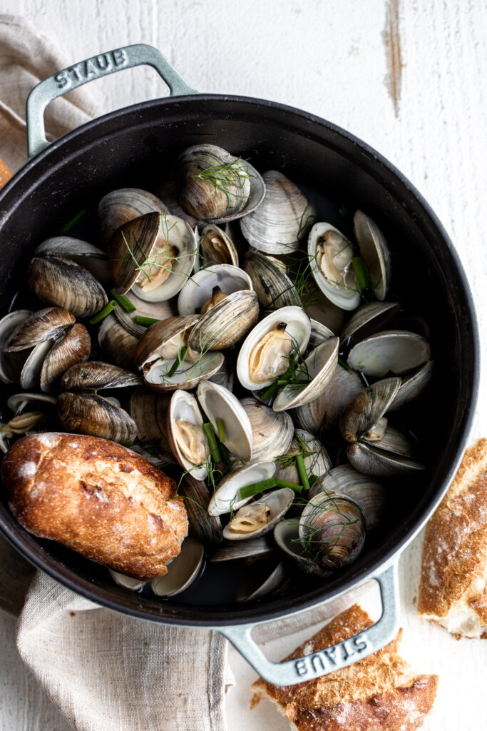 simple beer steamed clams with crusty bread