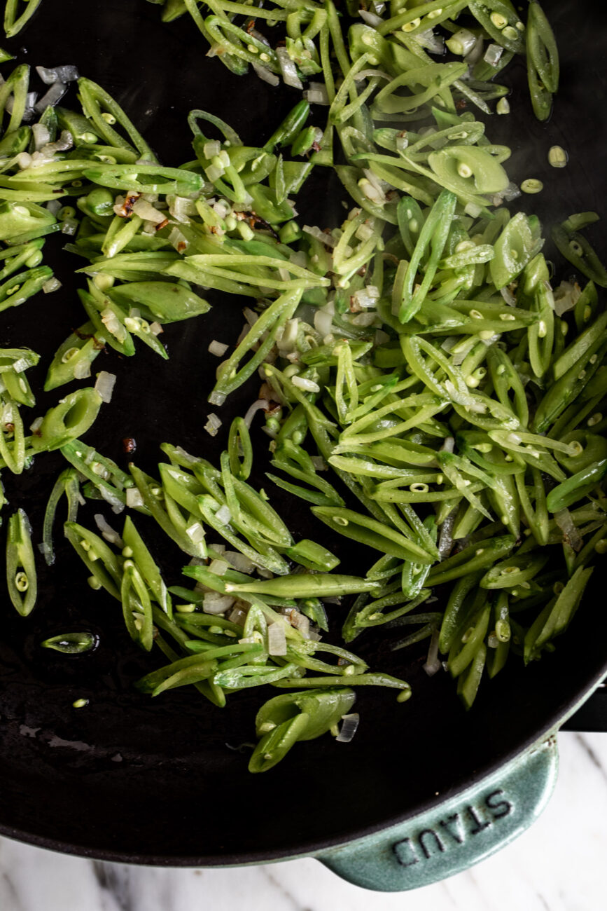 Sauté the shallots and peas.