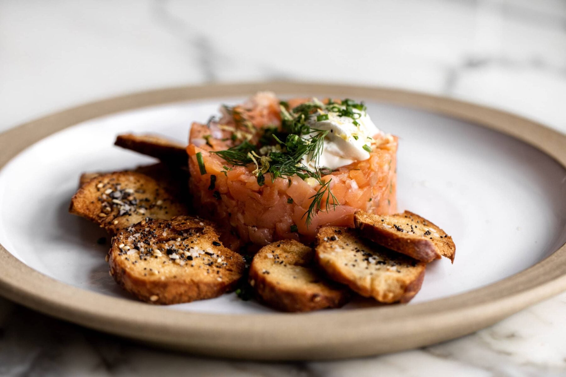 how to make smoked salmon tartare with everything bagel chips.