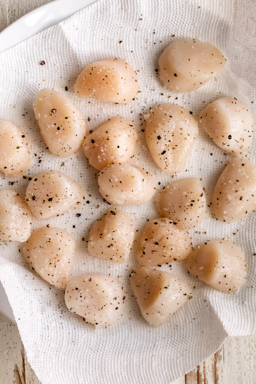 seasoned dry packed scallops on paper towels.