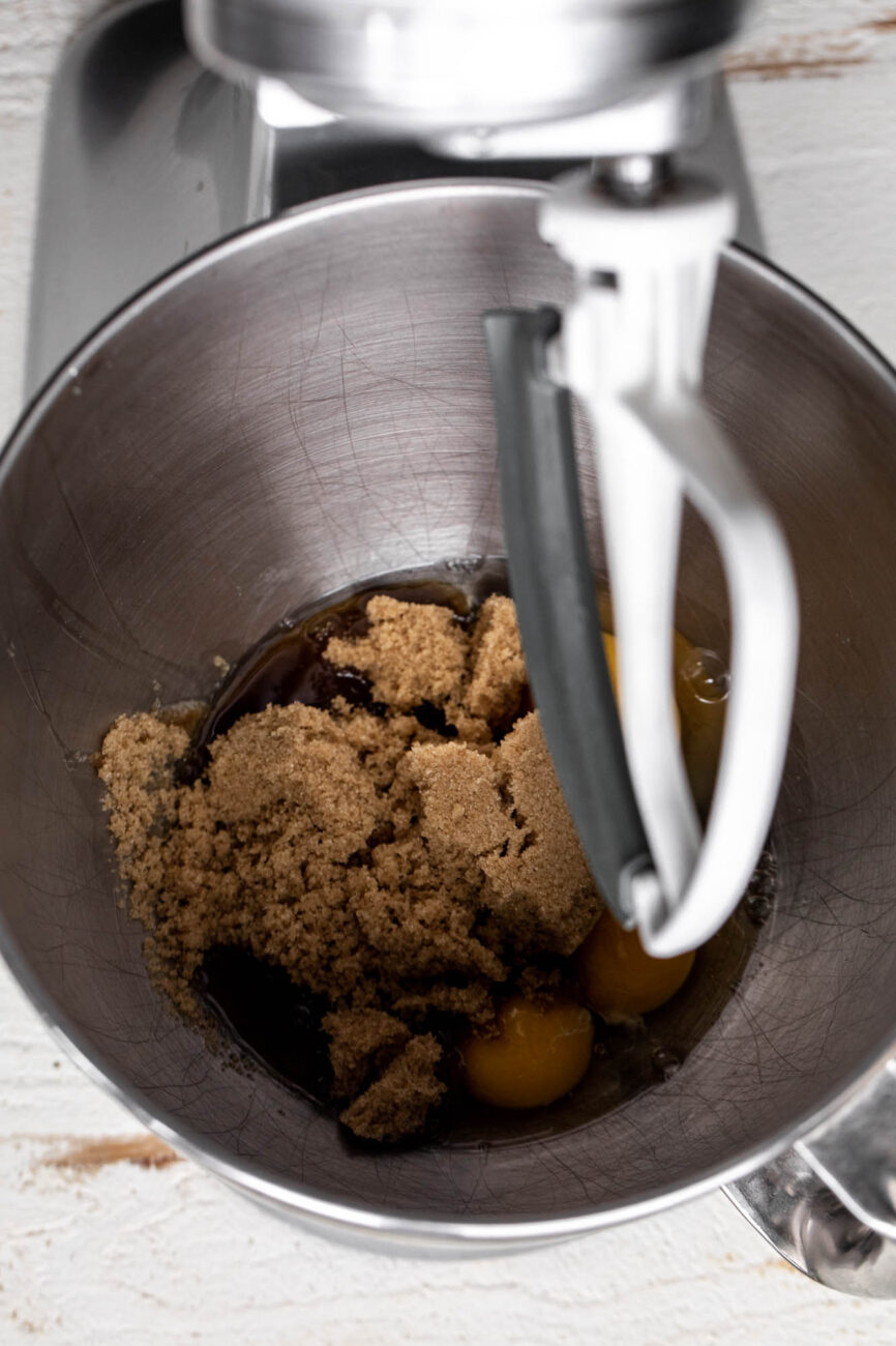 mix eggs and sugar.