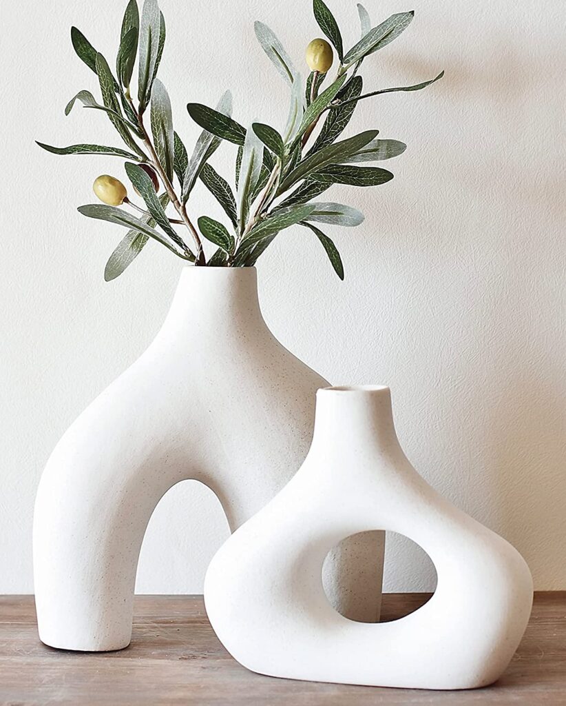 Minimalist vase as part of holiday gift guide 2022