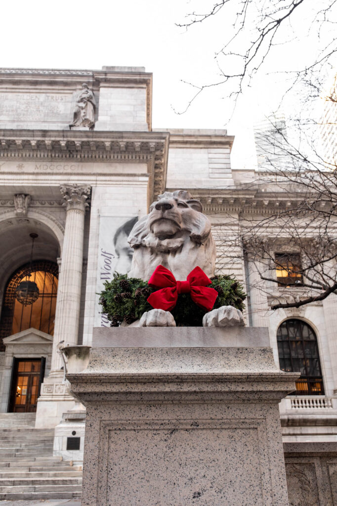 NY public library lions with wreaths 