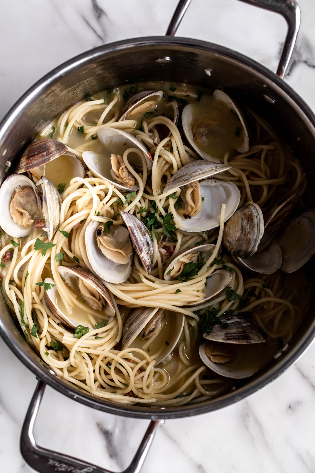 spaghetti and clams in large pot.