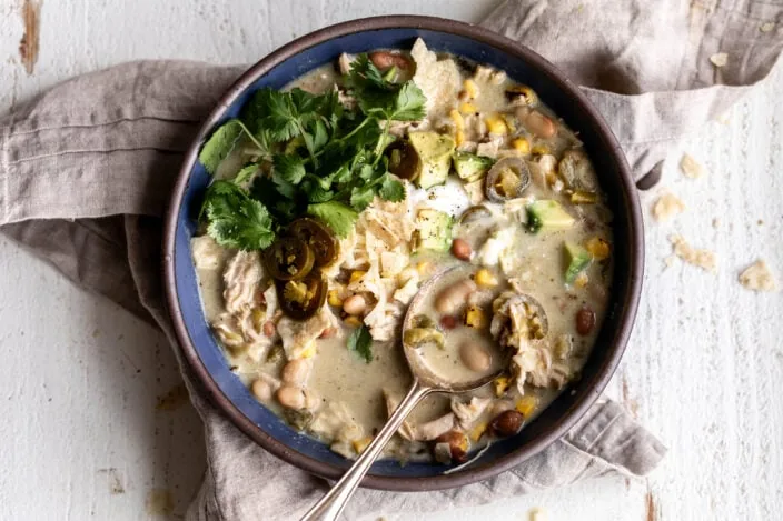 white chicken chili with charred poblano peppers, green chilies, fire roasted corn & a combination of great northern & pinto white beans. creamy texture mixed with an earthy smoky flavor. perfect for cozy meal era, comforting & filling meals that feed a lot of people or are great for freezing and reheating