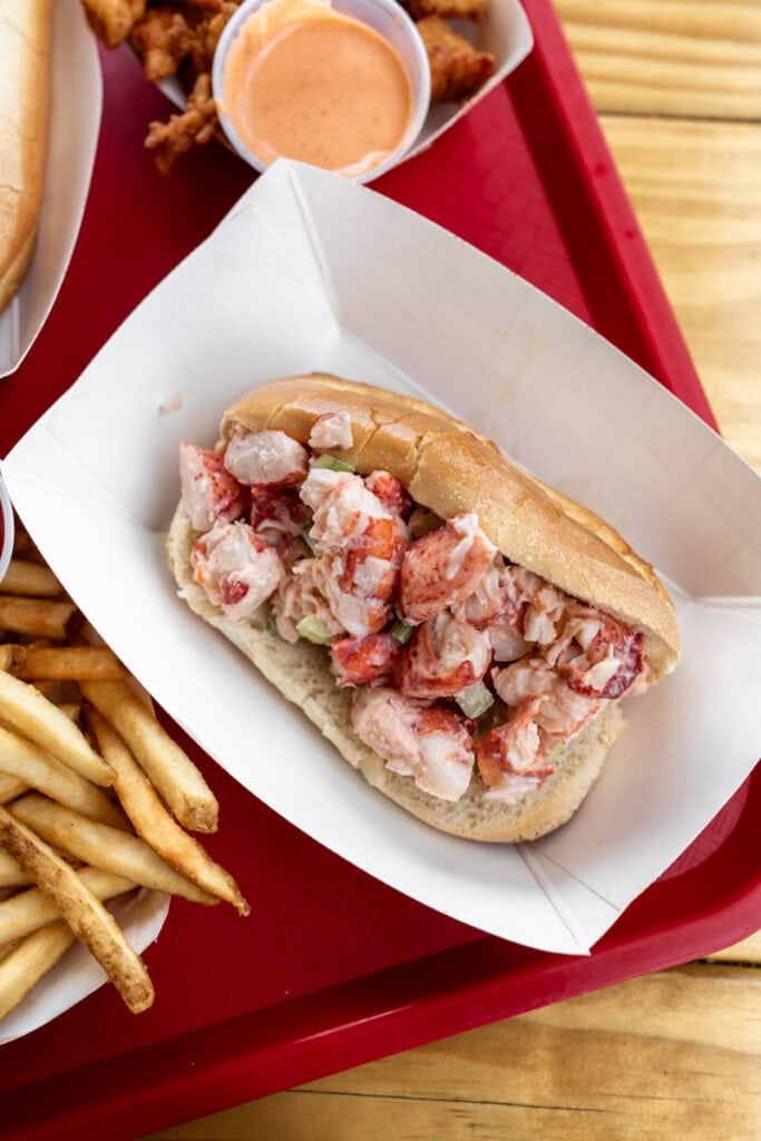 lobster roll in bun.