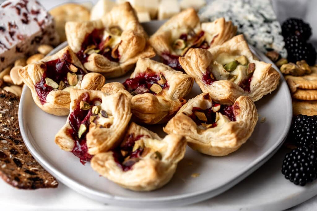 raspberry vaked brie puff pastry bites.