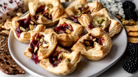 raspberry vaked brie puff pastry bites.