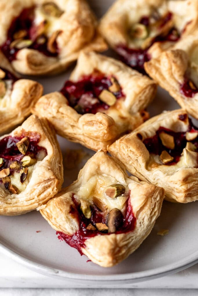 raspberry baked brie puff pastry bites.