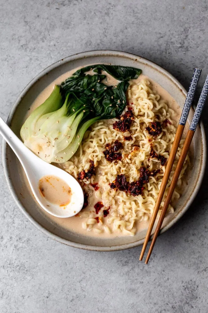 Store-Bought Instant Ramen Hacks - in photo: cooked ramen with vegetables 
