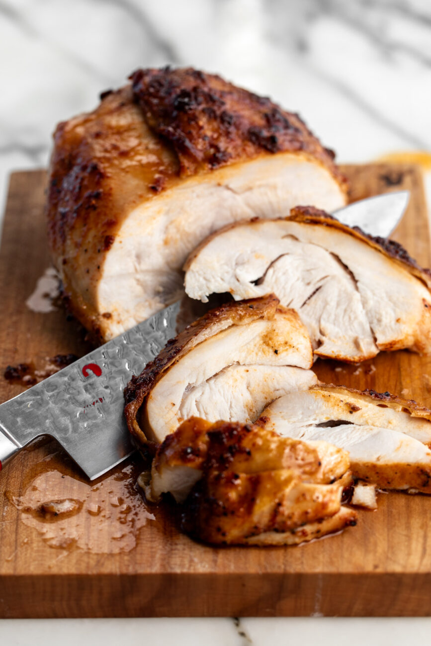 sliced turkey breast on cutting board.