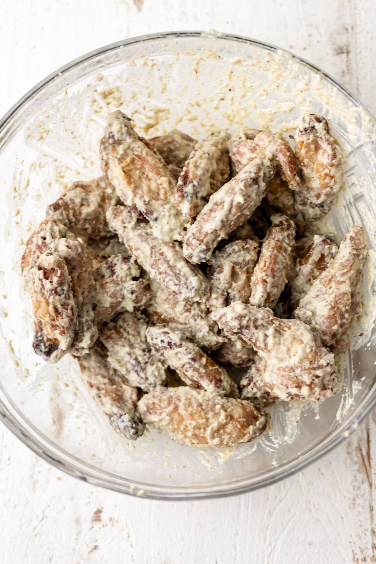baked chicken wings tossed in roasted jalapeño alabama white sauce.