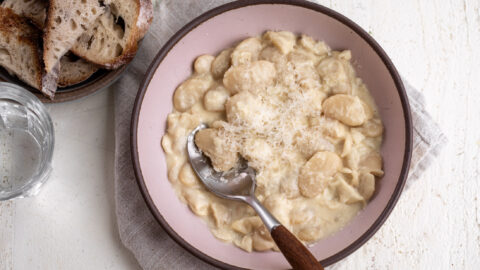 10 minute alfredo butter beans in bowl with side of bread.