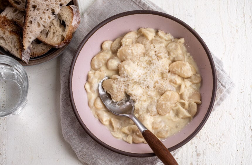 10 minute alfredo butter beans in bowl with side of bread.